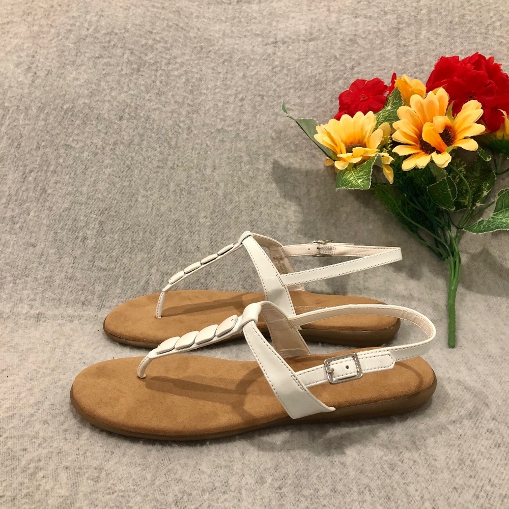 NWOT - Aerosoles White Patent Thong-like Sandals